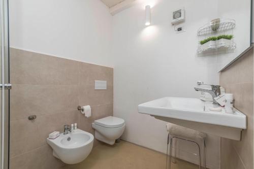 Bilik mandi di Rotondo Dream Suite with Shared Pool
