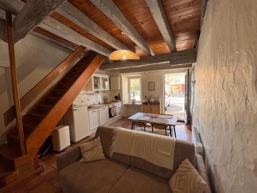 un salon avec un canapé et une table dans l'établissement La Bohème - Cosy, calme & confort, à Saint-Papoul