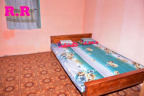 Una cama en una habitación con dos almohadas encima. en Delft island home stay, en Jaffna