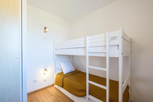 - une petite chambre avec des lits superposés dans l'établissement Les Cottages du Lac A05, à Parentis-en-Born