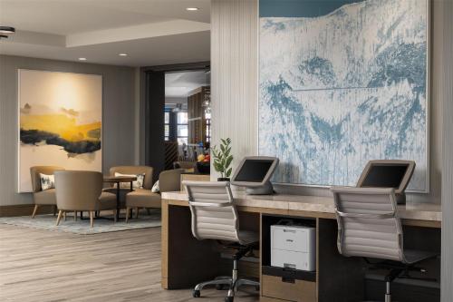 Un lugar para sentarse en Doubletree By Hilton West Kelowna