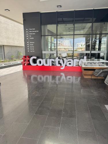 Et logo, certifikat, skilt eller en pris der bliver vist frem på Courtyard Long Beach Resort