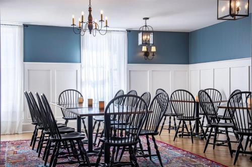 a dining room with a table and chairs at The Cadillac House Lexington, Tapestry Collection By Hilton in Lexington