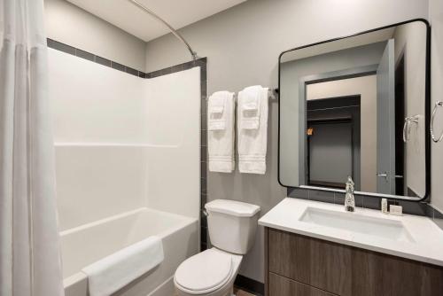 Koupelna v ubytování Ramada by Wyndham West Edmonton Hotel & Suites