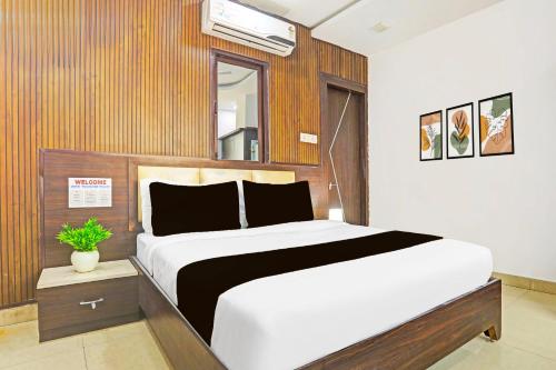 a bedroom with a large bed in a room at Hotel O Yugantar Palace in Gwalior