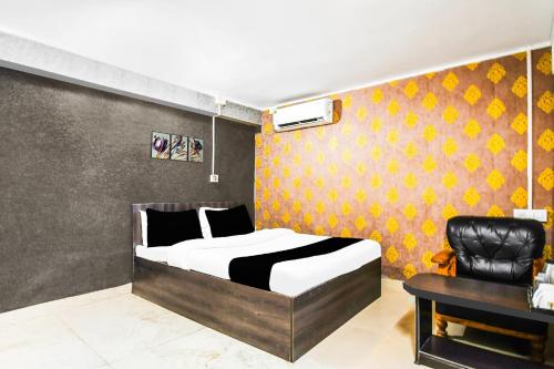 Postel nebo postele na pokoji v ubytování Super Hotel O Champasari Siliguri formerly Four Fox Suits