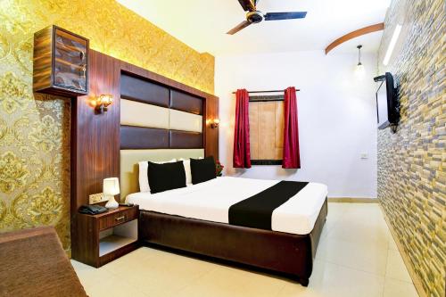 a bedroom with a bed and a television in it at Collection O Karaya Road Formerly Hotel New Diamond in Kolkata