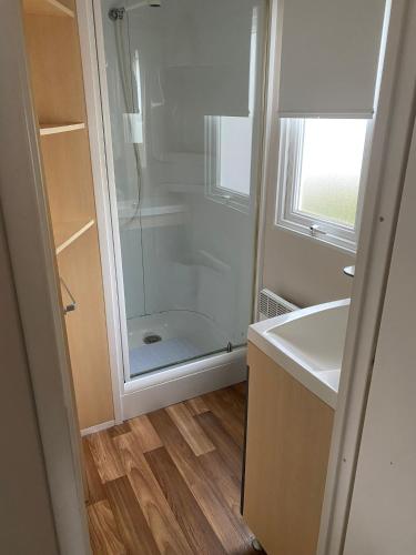 une salle de bain avec douche et lavabo dans l'établissement Détente en 5 étoiles jusque 6 personnes, selon la dispo, à Saint-Jean-de-Monts