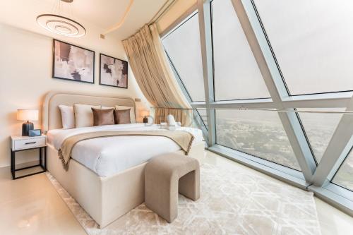 1BR with Floor-to-Ceiling Windows & Skyline Views, Next to Gate Avenue, Park Towers DIFC by Deluxe Holiday Homes房間的床
