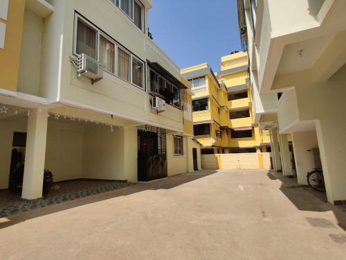 an empty alley between two apartment buildings at Cinnamon Stays Benaulim in Benaulim