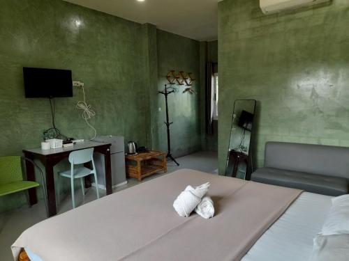 Televisyen dan/atau pusat hiburan di Jayzada Fang Resort เจซาด้า รีสอร์ท