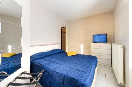 a small bedroom with two beds and a tv at Hotel Garni Le Corti in Grosotto