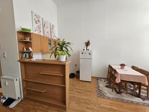 una cucina con tavolo e frigorifero bianco di Trg republike a Sombor