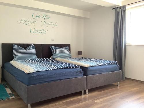 NiederdorlaFerienwohnung in Bodensee Niedersachsen Harz的房间里有两张并排的床