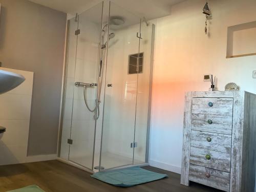 NiederdorlaFerienwohnung in Bodensee Niedersachsen Harz的带淋浴、水槽和梳妆台的浴室