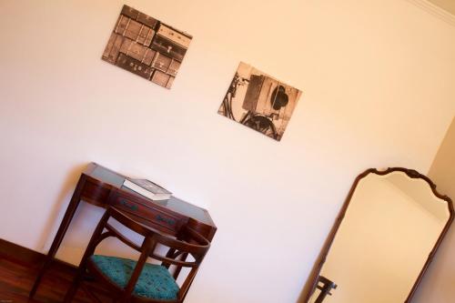 a room with a mirror and a chair next to a mirror at Agriturismo Borgo dei Ricci in Impruneta