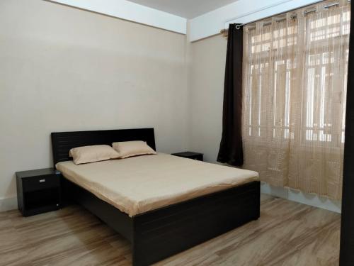 Ένα ή περισσότερα κρεβάτια σε δωμάτιο στο LKS Homestay, Jowai-By Soma Stays