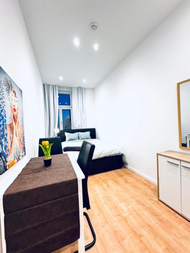 a room with a bed and a table and a couch at Comfy & Cozy 4BR Shared Apt next to Kaufpark Alterlaa in Vienna