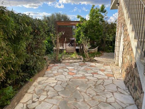 une passerelle en pierre devant une maison dans l'établissement Villa Jean proche port et haute ville, à Porto-Vecchio