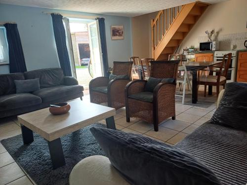 un salon avec des canapés et une table basse dans l'établissement La grange, à Taillebois