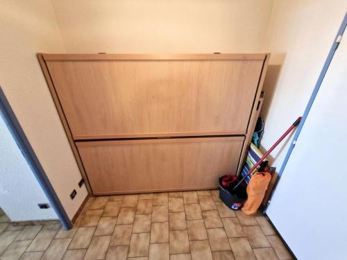 un placard avec une grande porte dans une pièce dans l'établissement Résidence L'escale - STUDIO 4 PERSONNES LE BARCARES. Réf: 8ESC_207 MAE-9473, au Barcarès