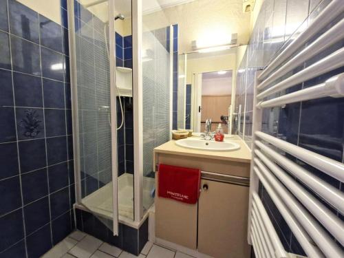 une salle de bain avec un lavabo et une douche avec un miroir dans l'établissement Résidence L'escale - STUDIO 4 PERSONNES LE BARCARES. Réf: 8ESC_207 MAE-9473, au Barcarès