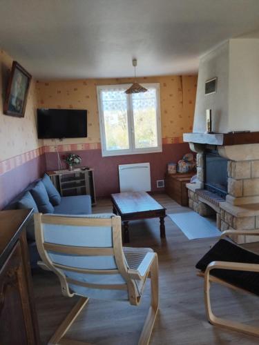 un salon avec un canapé et une cheminée dans l'établissement La Montagnarde, à Cézens