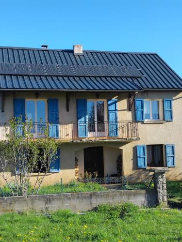 une maison avec des panneaux solaires sur le toit dans l'établissement La Montagnarde, à Cézens