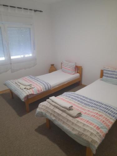 Postel nebo postele na pokoji v ubytování Apartman Avdić
