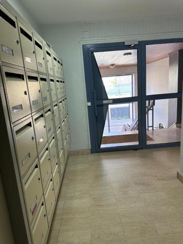 une pièce avec des casiers et une porte avec une fenêtre dans l'établissement studio vieille ville, à Nancy