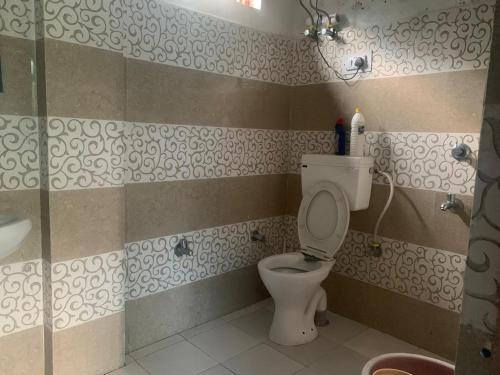 Ένα μπάνιο στο River side home stay Barot