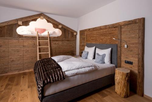 A bed or beds in a room at Das Chalet