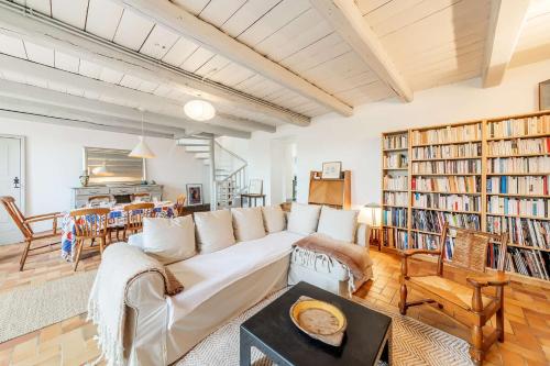 - un salon avec un canapé blanc et des étagères dans l'établissement Bisquine - Maison 3 chambres - Jardin clos, à Cancale