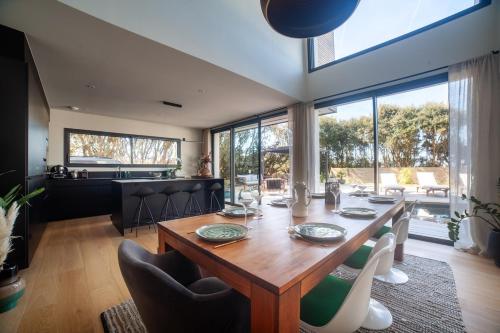 une salle à manger avec une table et des chaises en bois dans l'établissement 