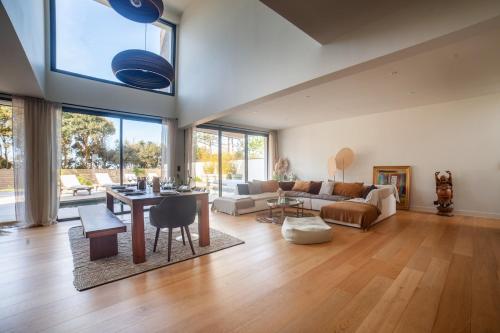 un salon avec un canapé et une table dans l'établissement 