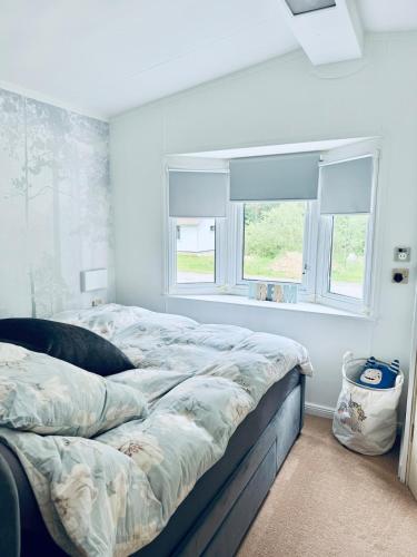 a bedroom with a large bed with a window at Võsu Rent SIPELGAPESA Puhkemaja in Võsu