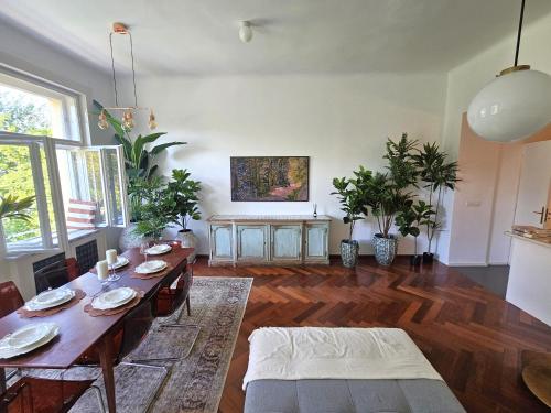 un salon avec une table et des plantes dans l'établissement Design Old Town Aprt - Blue Church & Park - AC, à Bratislava