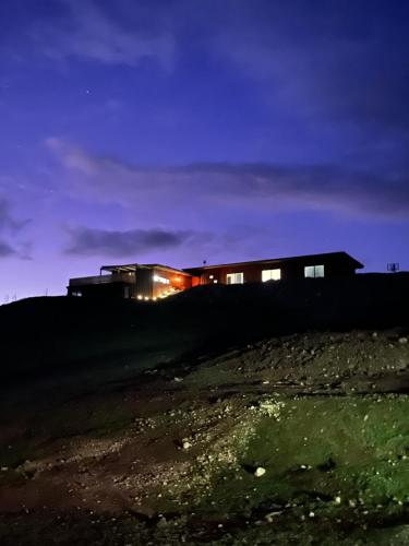 een gebouw op de top van een heuvel 's nachts bij Coast in Stokes Bay