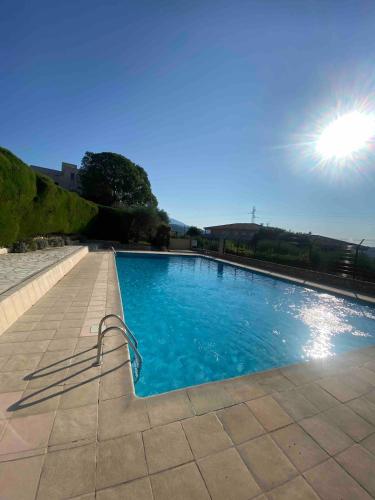 - une grande piscine au soleil dans l'établissement Superbe Appartement avec Piscine - Grasse, à Grasse