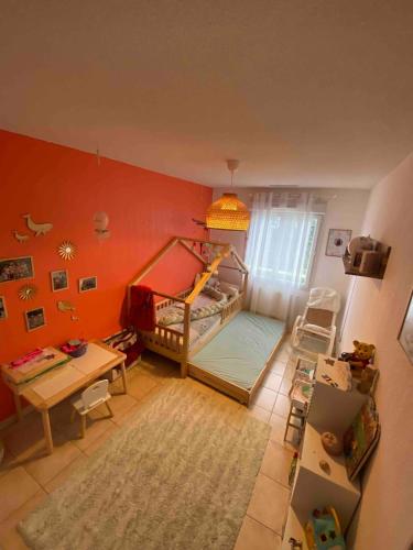 Cette petite chambre comprend une chambre avec des lits superposés. dans l'établissement Superbe Appartement avec Piscine - Grasse, à Grasse