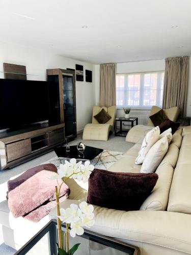 TV a/nebo společenská místnost v ubytování 4 Bedroom home with study space