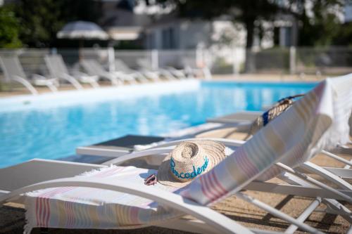 Bazén v ubytování Logis Hotel La Croix du Sud nebo v jeho okolí