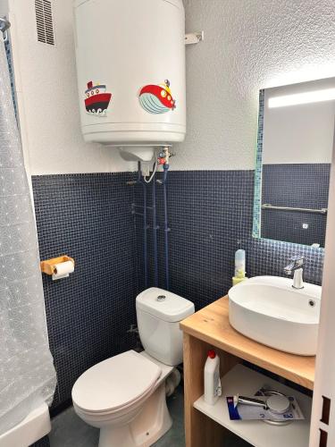une petite salle de bain avec toilettes et lavabo dans l'établissement Calanques By Bellavista 300m de la plage - parking - loggia, à Argelès-sur-Mer