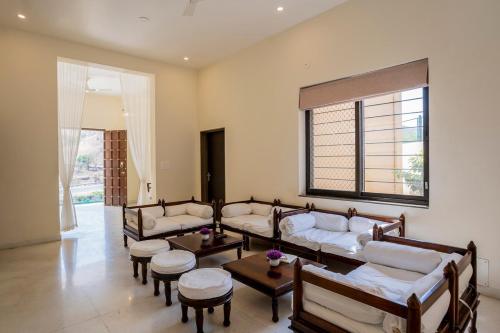 Χώρος καθιστικού στο Luxury Villa in Udaipur with Pool & 360 Hill View By Ozy Stays