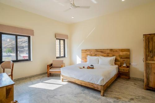 Ένα ή περισσότερα κρεβάτια σε δωμάτιο στο Luxury Villa in Udaipur with Pool & 360 Hill View By Ozy Stays