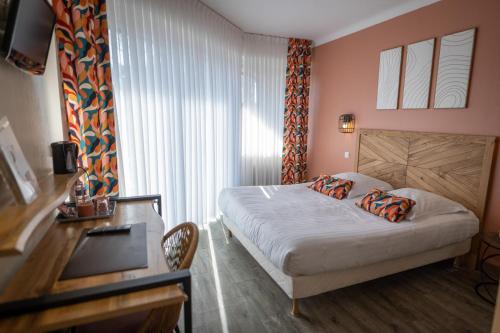 Postel nebo postele na pokoji v ubytování Logis Hotel La Croix du Sud