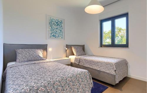 Katil atau katil-katil dalam bilik di Awesome Home In Basanija With Kitchen