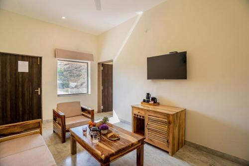 Μια τηλεόραση ή/και κέντρο ψυχαγωγίας στο Luxury Villa in Udaipur with Pool & 360 Hill View By Ozy Stays