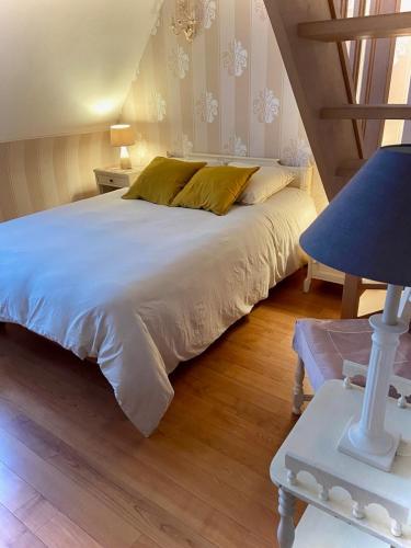 - une chambre avec un lit blanc et une lampe bleue dans l'établissement Maison Cléopâtre 4 minutes à pied de la plage 3 chambres véranda jardin parking privé, à Wimereux