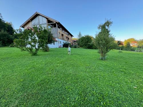 Κήπος έξω από το Eibele Chalets